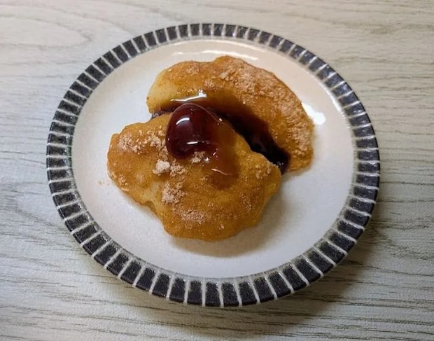 黒蜜をかけた様子（撮影：grapeフード編集部）