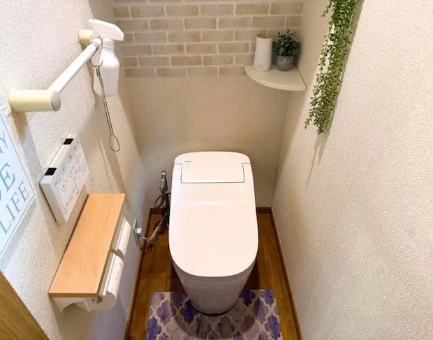 床に直接置かれた一般的なトイレブラシと、フックに掛けられたスリムなハンドルと引きの絵で床がスッキリしている絵（撮影：grapeライフハック編集部）