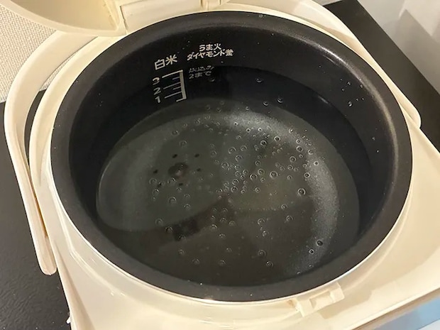 クエン酸を溶かした水が入った内釜（撮影：grapeライフハック編集部）