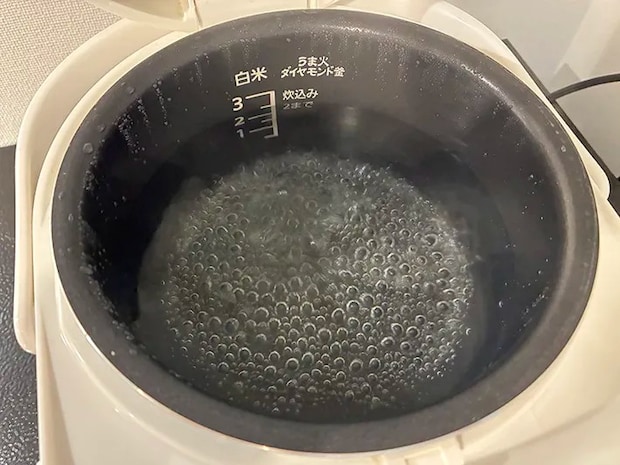 泡立つ炊飯器の内釜（撮影：grapeライフハック編集部）