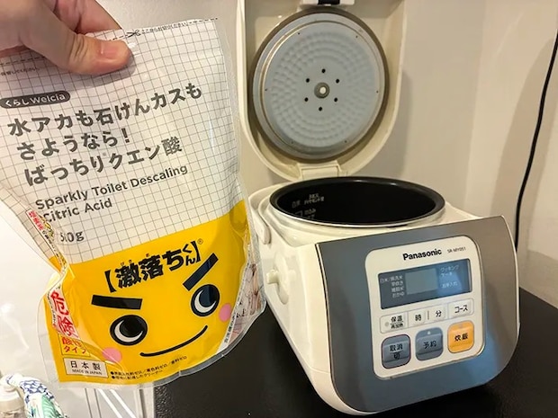 手に持ったクエン酸と炊飯器（撮影：grapeライフハック編集部）