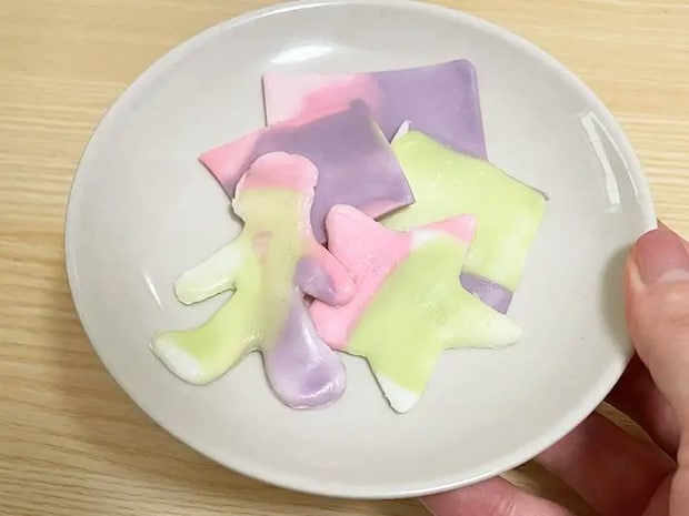 型抜きした『ハイチュウ』を皿に並べた写真（撮影：grapeフード編集部）