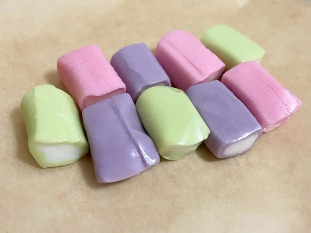 レンチンして伸ばすだけ！　材料1つのカラフルお菓子に「かわいくてテンション上がる」「食感が楽しい」