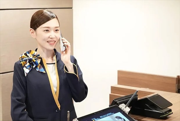 ホテルのフロントの女性の写真