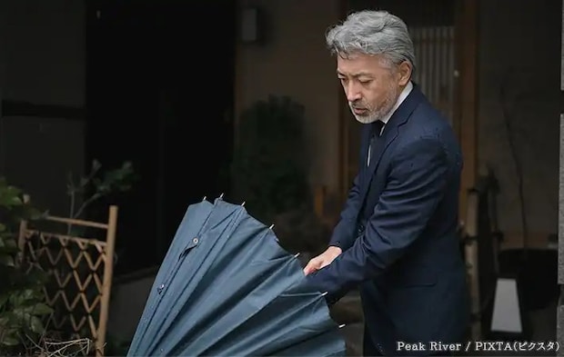 傘を持つ男性の写真