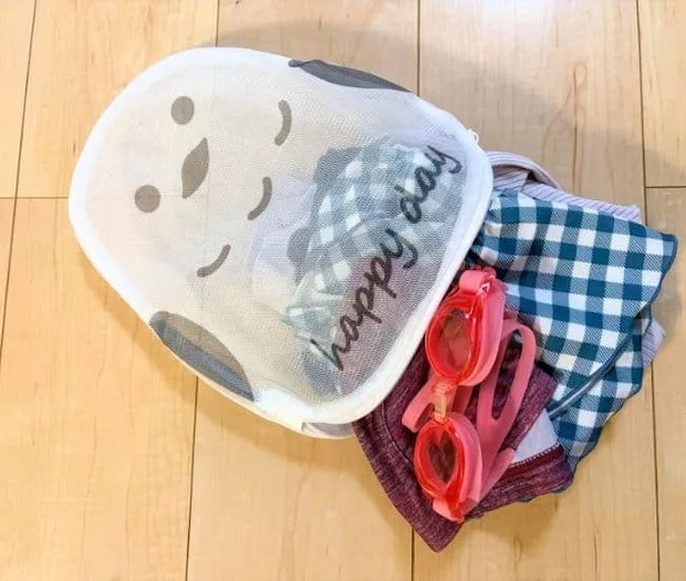 洗濯ネットに収納する（撮影：grapeライフハック編集部）