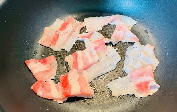 豚バラを焼いている画像（撮影：エニママ）