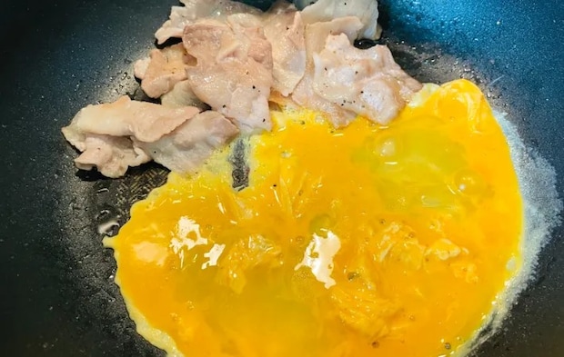 豚肉を寄せて卵を入れた画像（撮影：エニママ）