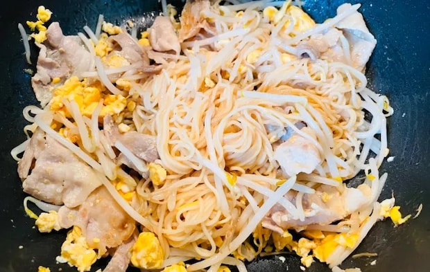 そうめん、もやし、即席みそ汁を入れて混ぜ合わせている画像（撮影：エニママ）