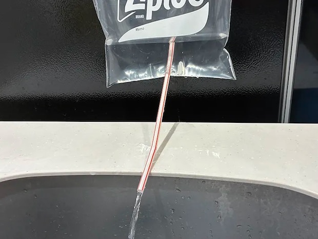 ジッパー袋に差したストローから出てくる水（撮影：grapeライフハック編集部）