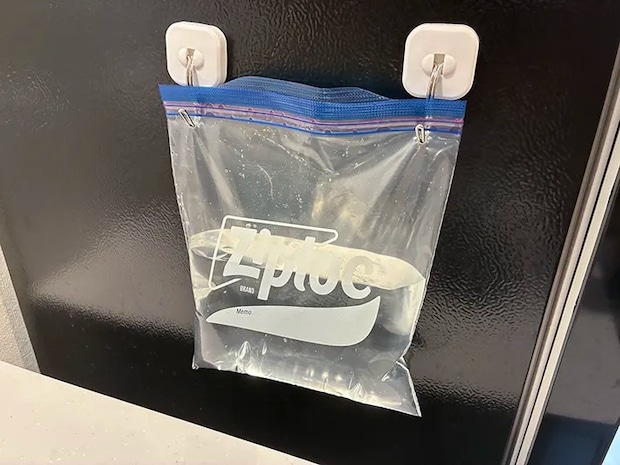 マグネットフックに掛けた水入りジッパー袋（撮影：grapeライフハック編集部）