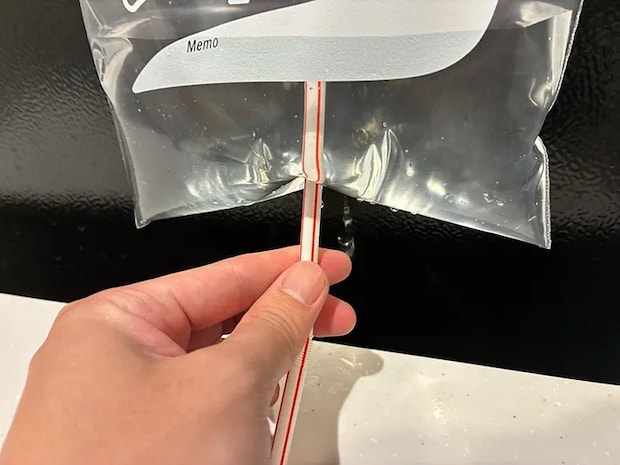 ジッパー袋の底にストローを突き刺す場面（撮影：grapeライフハック編集部）