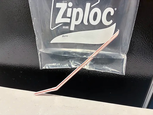 ジッパー袋で作った簡易蛇口の水を止める場面（撮影：grapeライフハック編集部）