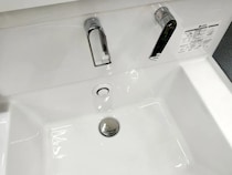 ラップをして30分放置　洗面台の『排水口』の汚れを落とす裏ワザで「スッキリ」【排水口掃除4選】