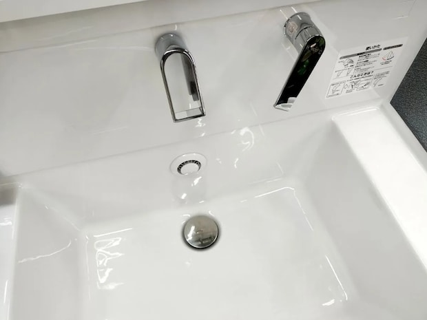 ラップをして30分放置　洗面台の『排水口』の汚れを落とす裏ワザで「スッキリ」【排水口掃除4選】
