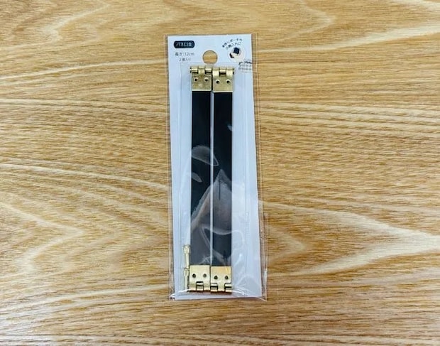 『バネ口金 12cm（2個入り）』のパッケージ（撮影：grapeライフハック編集部）