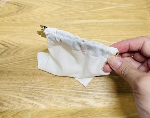 巾着袋に『バネ口金 12cm（2個入り）』を通した様子（撮影：grapeライフハック編集部）