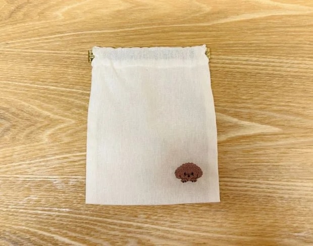 巾着袋に『バネ口金 12cm（2個入り）』を取りつけた様子（撮影：grapeライフハック編集部）
