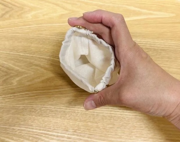 巾着袋の口を開けた様子（撮影：grapeライフハック編集部）