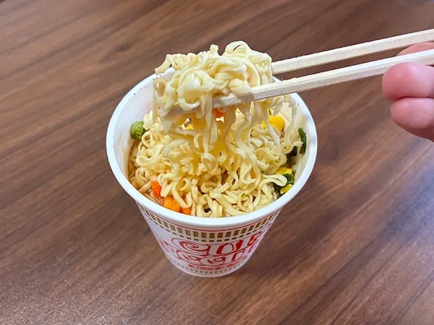 箸で持ち上げたカップヌードル（撮影：grapeライフハック編集部）