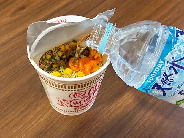 カップヌードルに水を注ぐ場面（撮影：grapeライフハック編集部）
