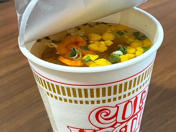 水を規定量まで注いだカップヌードル（撮影：grapeライフハック編集部）