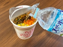 カップラーメンに『水』を注ぐと？　30分後の変化に「夏の非常食にピッタリ」
