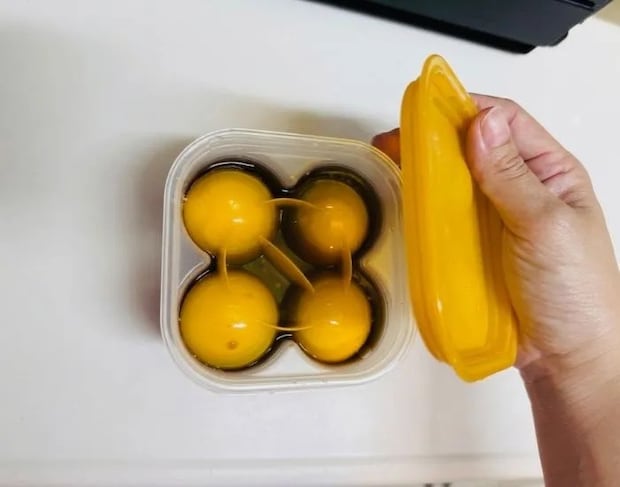 『味付けたまごメーカー』にめんつゆを注いでいる様子（撮影：grapeフード編集部）