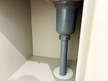 配管の根元や冷蔵庫の下に『小豆』が落ちてたら注意！　絶対に放置してはいけない理由に「ゾッとする」