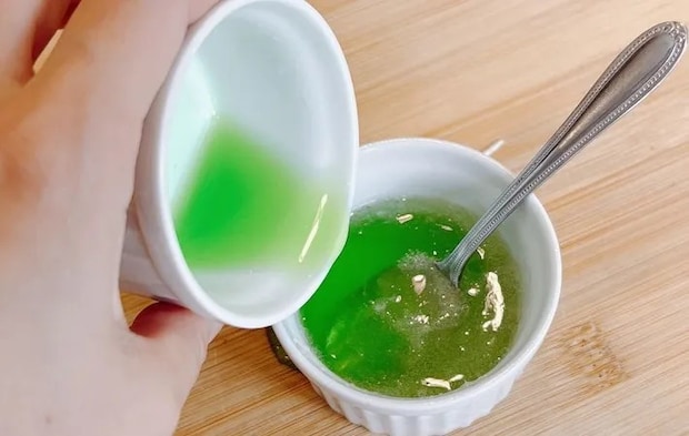 溶かしたゼラチンに氷みつと水を加えている画像（撮影：キジカク）
