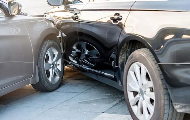 車がぶつかる写真