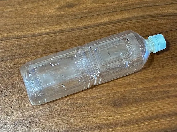 机に置かれたペットボトル（撮影：grapeライフハック編集部）