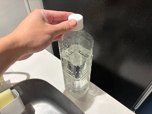 ペットボトルのキャップをゆるめる場面（撮影：grapeライフハック編集部）