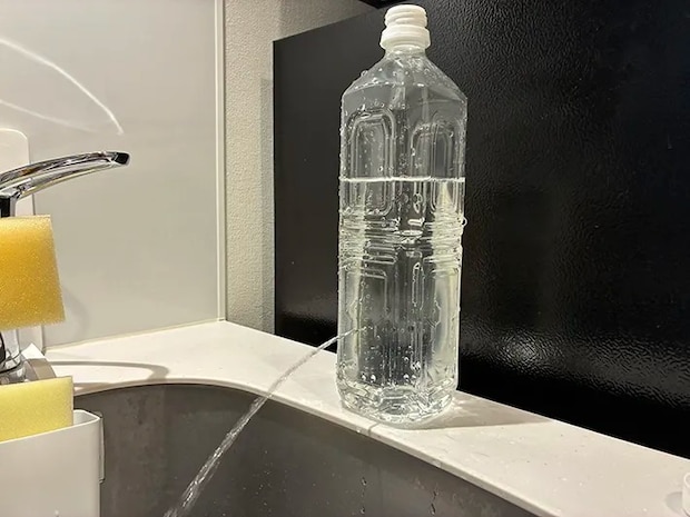 ペットボトルの穴から少量出てくる水（撮影：grapeライフハック編集部）