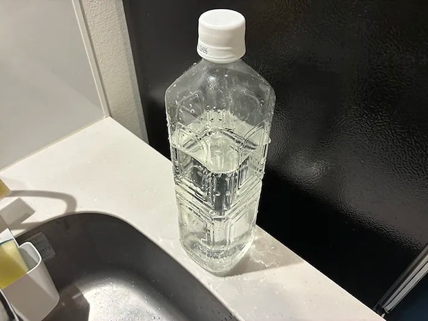 簡易蛇口として台の上に置いたペットボトル（撮影：grapeライフハック編集部）