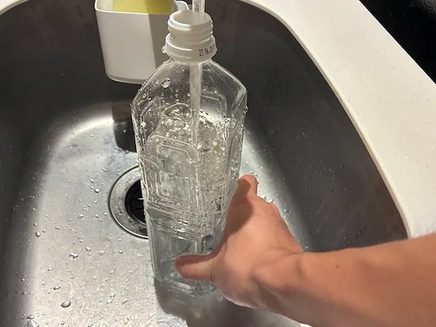 穴を押さえながらペットボトルに水を入れる場面（撮影：grapeライフハック編集部）