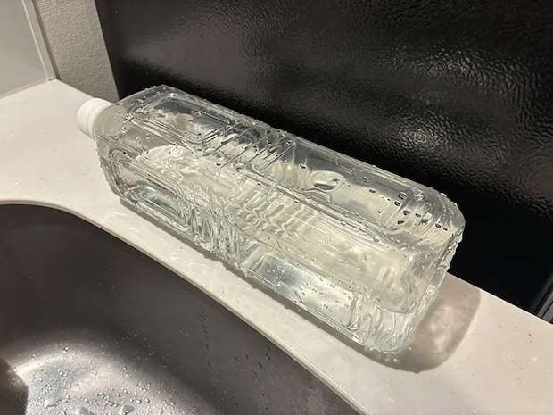 横に倒す水入りのペットボトル（撮影：grapeライフハック編集部）