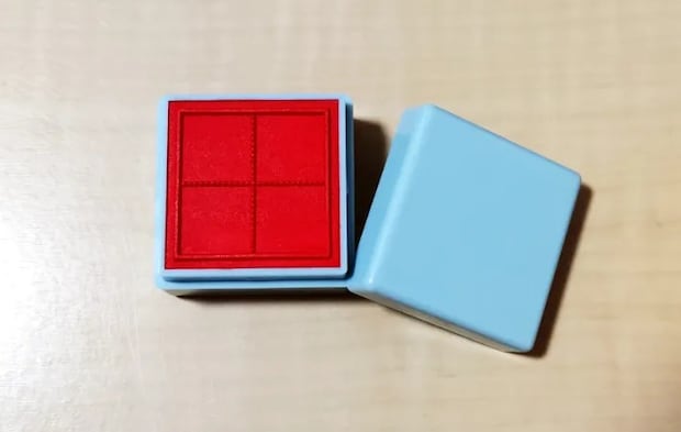 『文字練習用 マス目スタンプ』のスタンプ面の画像（撮影：エニママ）