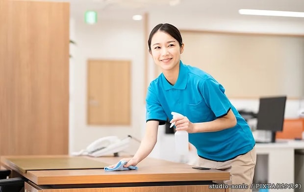 拭き掃除をしている写真