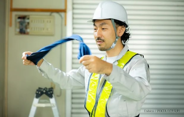 『誘導棒を振る男性』の写真