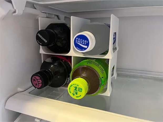 玄関にセリアのペットボトルラックの写真（撮影：grapeライフハック編集部）