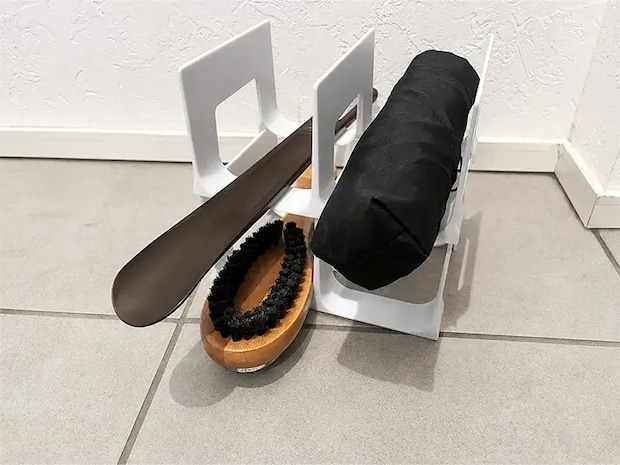 玄関にセリアのペットボトルラックの写真（撮影：grapeライフハック編集部）