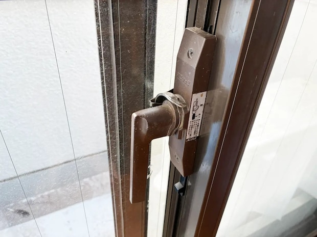 強盗犯の『窓からの侵入』をどう防ぐ? 100均グッズを活用した防犯対策に「頼もしくて感動」