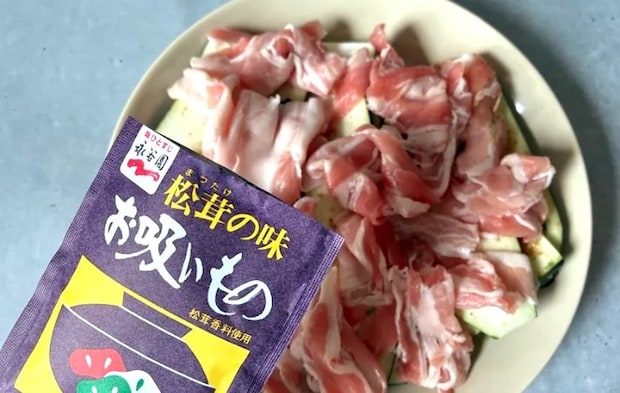 「松茸の味お吸いもの」を振りかける画像（撮影：エニママ）