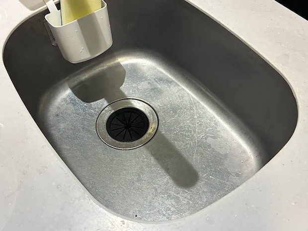 麦茶パックを使って掃除した後のシンク（撮影：grapeライフハック編集部）