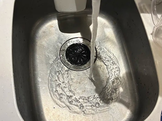 シンクを水で洗い流す場面（撮影：grapeライフハック編集部）