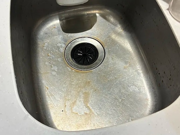 麦茶パックでこすった後のシンク（撮影：grapeライフハック編集部）