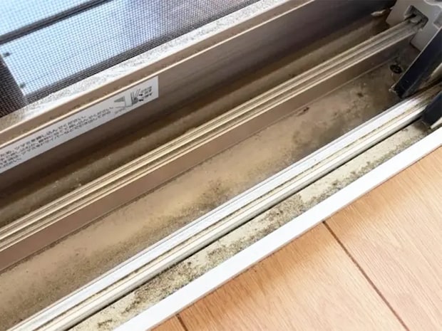 窓のサッシにトイレットペーパーを敷いて… 汚れがあっという間に取れる裏技に「今までで一番ラク」