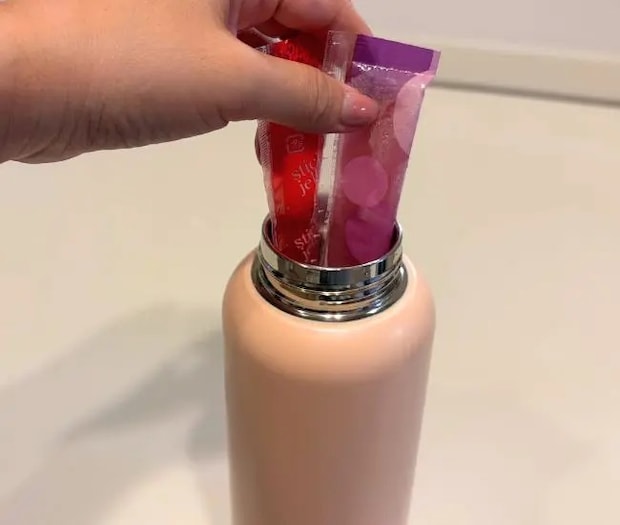 水筒にゼリーを入れる写真（撮影：grapeフード編集部）