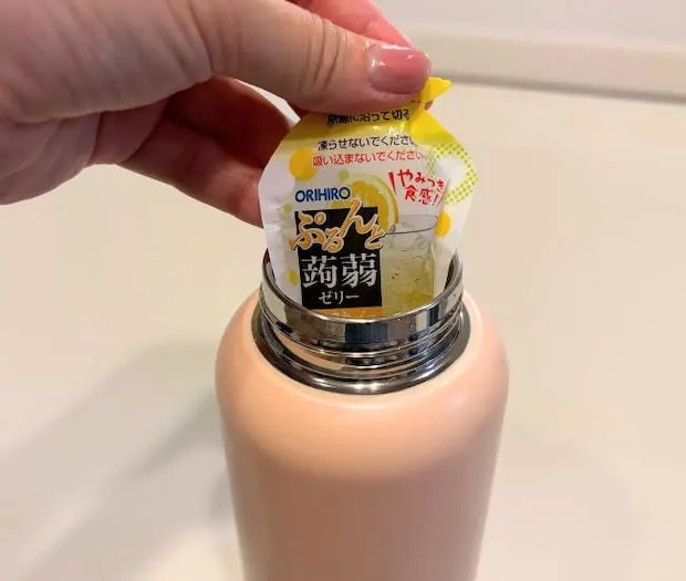 水筒に大き目のゼリーを入れる写真（撮影：grapeフード編集部）